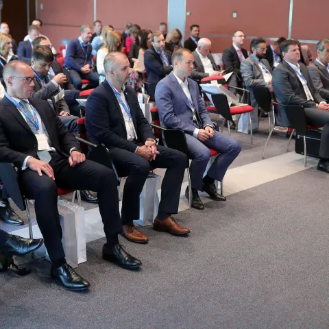 KAK&Scaron;NE SO RAZMERE NA KAPITALSKIH TRGIH